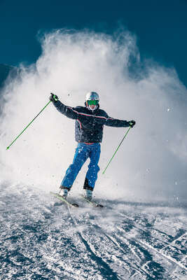 Glücklicher Skifahrer auf den Skipisten von Tignes